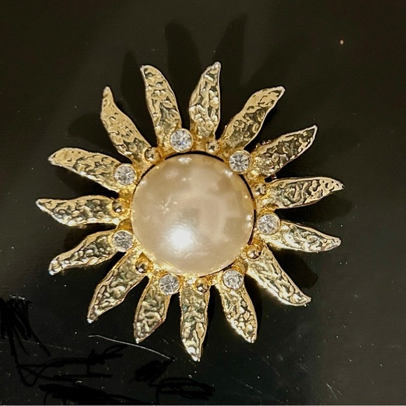 Vintage Sunburst Brooch Faux Pearl Center Pin Goldtone Textured Rays Crystals - Picture 1 of 10